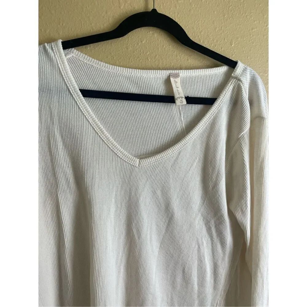 Altar’d State Longsleeve V Neck Lightweight Tunic Top Size M - Picture 2 of 5